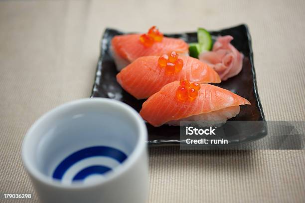 Sushi De Salmão E Saquê - Fotografias de stock e mais imagens de Alimentação Saudável - Alimentação Saudável, Almoço, Arroz - Alimento Básico