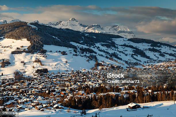 Vista Aerea Del Resort Sciistico Megève Nelle Alpi Francesi Francia - Fotografie stock e altre immagini di Savoia