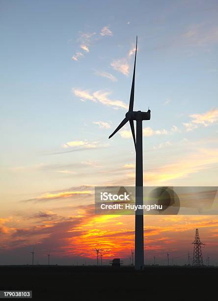 Photo libre de droit de Windmill Des Générateurs banque d'images et plus d'images libres de droit de Ciel - Ciel, Développement durable, Environnement