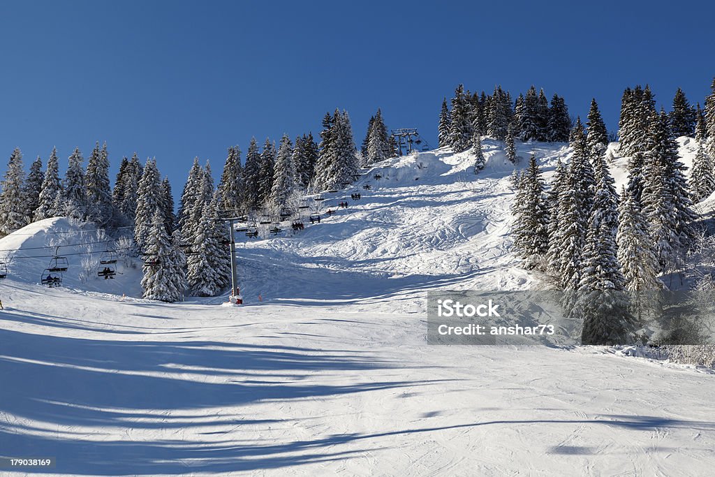Sunny Skipiste und Aufzug nahe Megeve in den französischen Alpen - Lizenzfrei Skipiste Stock-Foto