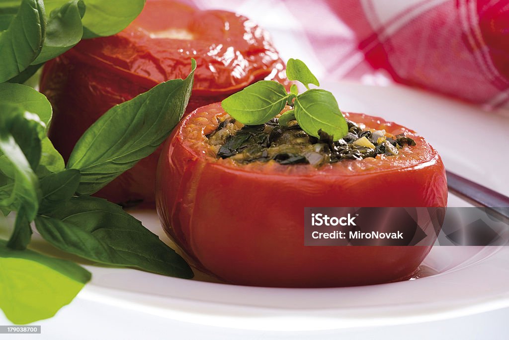 Tomates rellenos con espinacas - Foto de stock de Albahaca libre de derechos