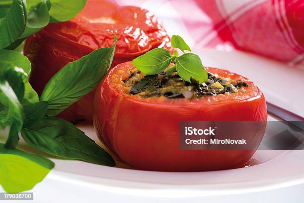 Tomates Rellenos Con Espinacas Foto de stock y más banco de imágenes de Albahaca - Albahaca, Alimento, Blanco - Color