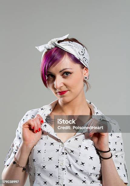 Mujer Joven En Estilo Rockabilly Foto de stock y más banco de imágenes de Adulto - Adulto, Adulto joven, Agujereado