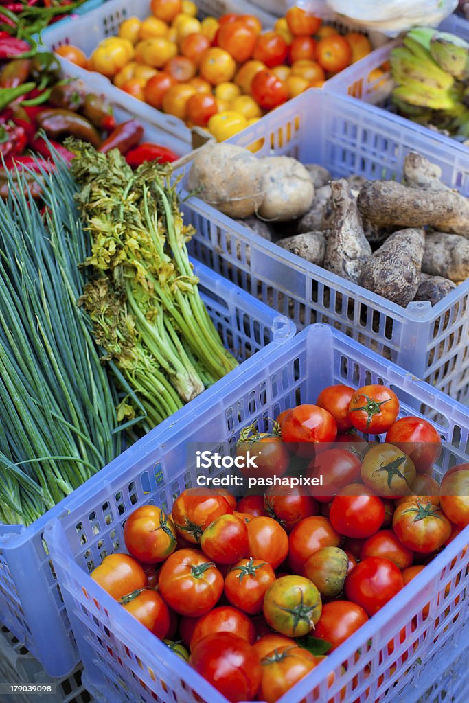 Frescos de frutas y verduras en el mercado - Foto de stock de Agricultura libre de derechos