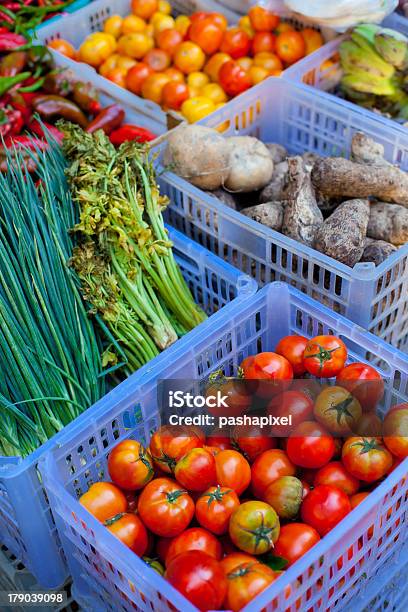 Frescos De Frutas Y Verduras En El Mercado Foto de stock y más banco de imágenes de Agricultura - Agricultura, Ajo, Alimento