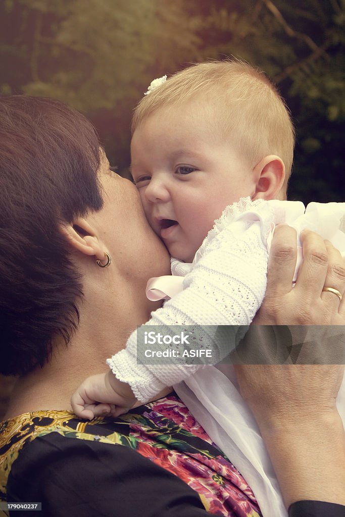 Nonna con bambino tenero - Foto stock royalty-free di Nonna