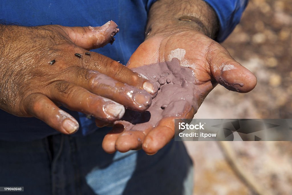 Vorbereitung für die First-Nations-Körper-Malerei. Igby goes down Warta in der Nähe. South Australia. - Lizenzfrei Australische Aborigines Stock-Foto