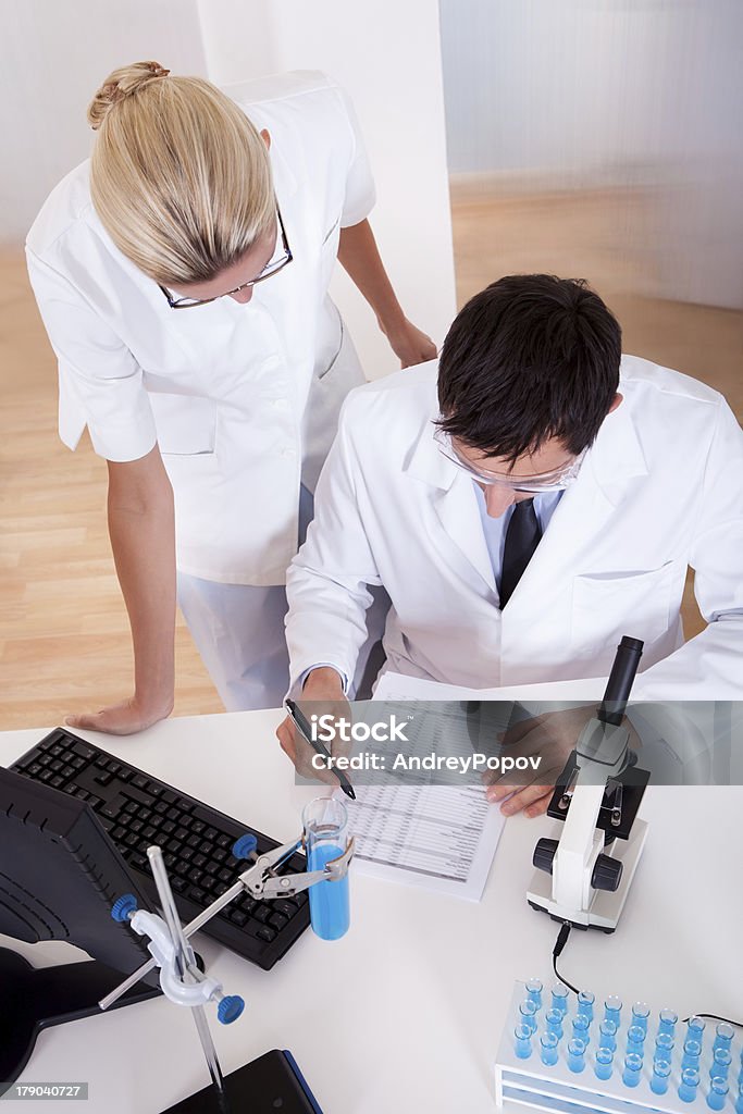 Tecnici di laboratorio al lavoro in un laboratorio - Foto stock royalty-free di Adulto