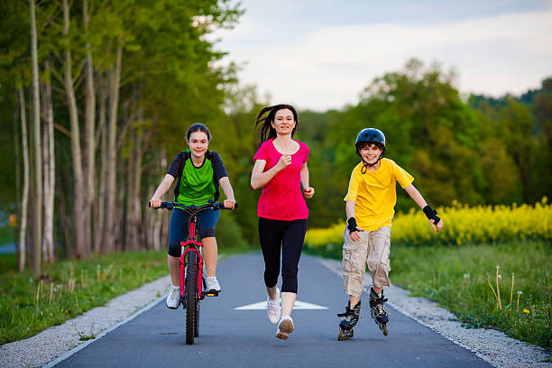 familia activa ejercicio al aire libre - cycling teenager action sport fotografías e imágenes de stock