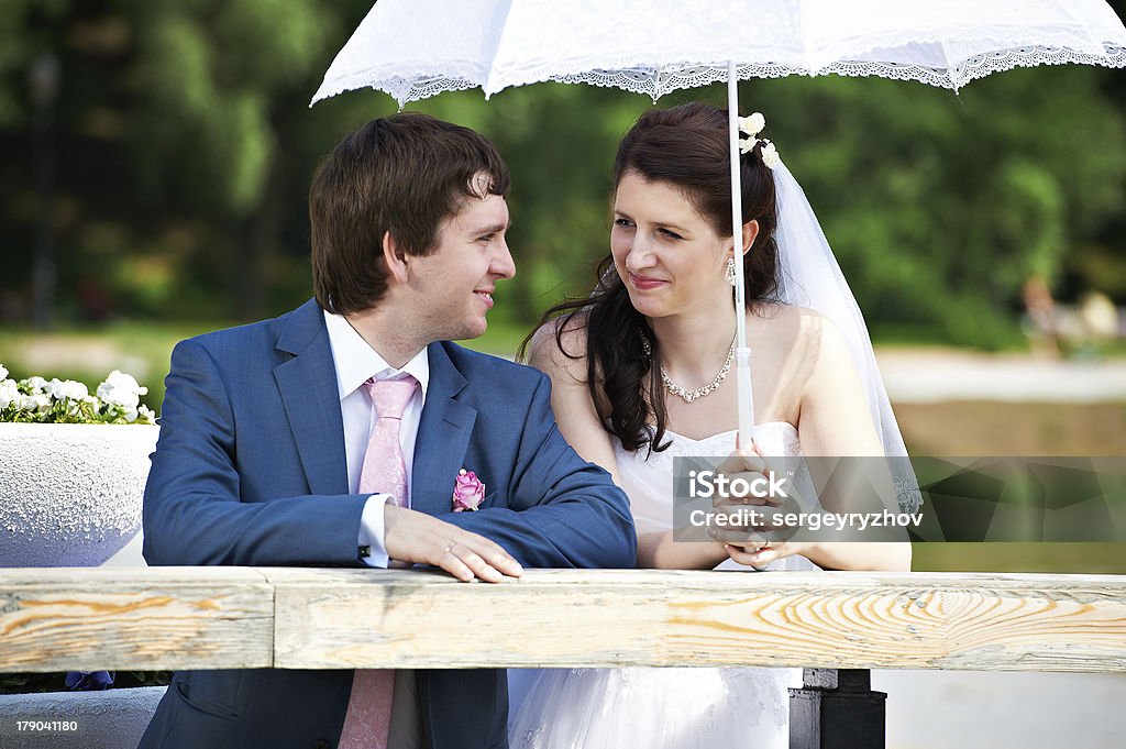 Glückliche Braut und Bräutigam auf Hochzeit zu Fuß - Lizenzfrei Attraktive Frau Stock-Foto