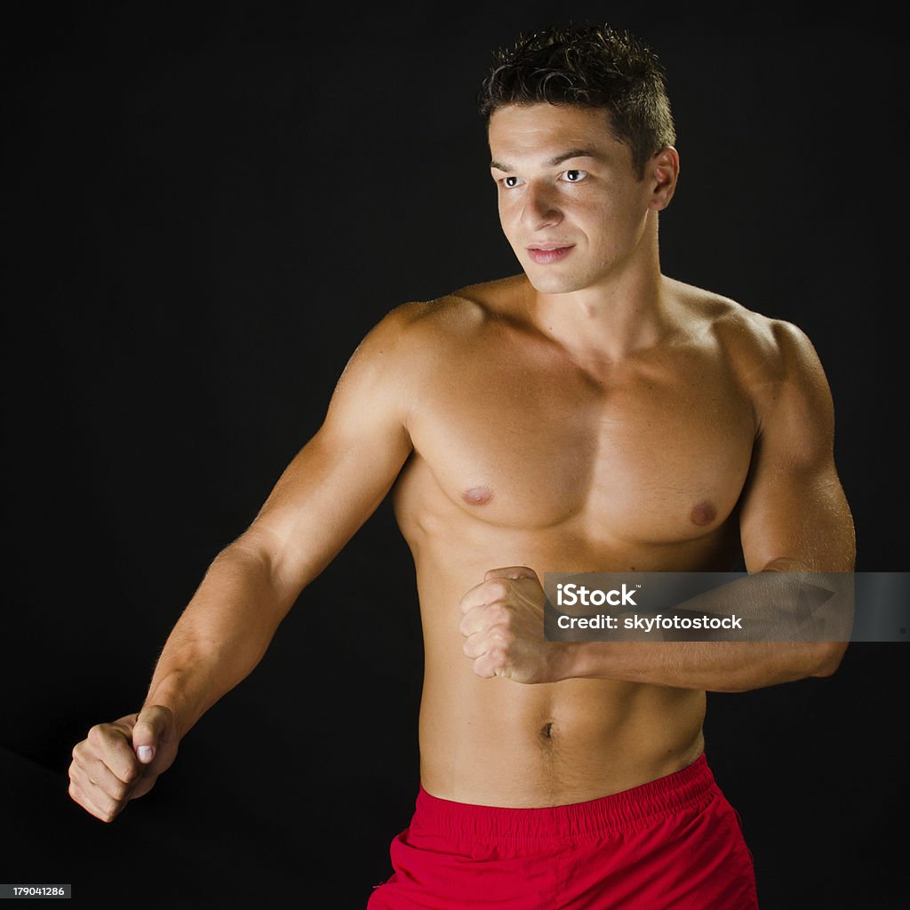 Muskuläre man verteidigen selbst - Lizenzfrei Erwachsene Person Stock-Foto