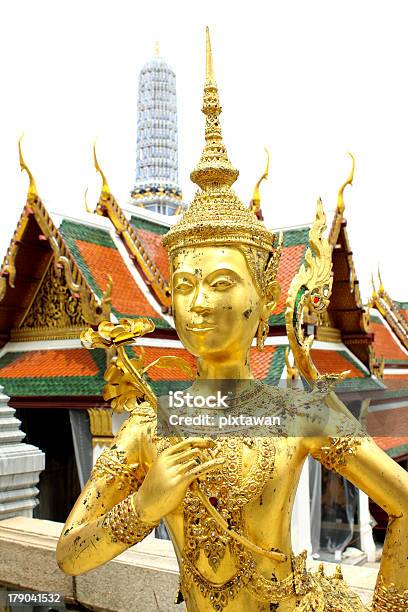 Golden Angel Wat Pra Kaew Tailandia - Fotografie stock e altre immagini di Ambientazione tranquilla - Ambientazione tranquilla, Angelo, Antico - Condizione