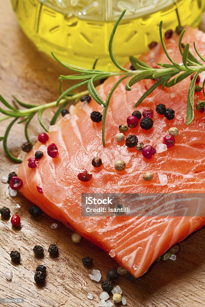 Filete de salmão fresco na mesa de madeira - Royalty-free Alecrim Foto de stock