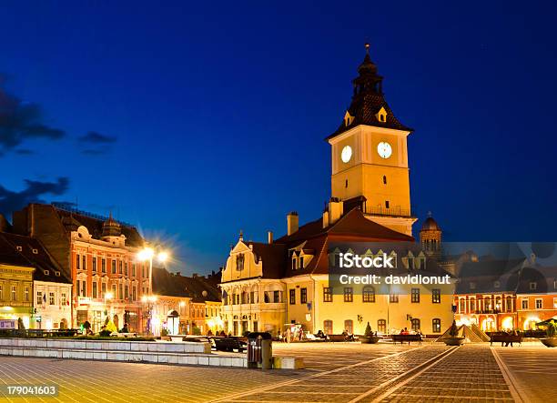 Brasov Conselho Quadrado No Crepúsculo - Fotografias de stock e mais imagens de Antigo - Antigo, Ao Ar Livre, Arquitetura