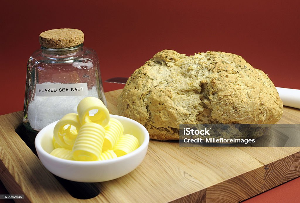 Tradizionale australiano birra smorzatore di pane con burro curl - Foto stock royalty-free di Pane