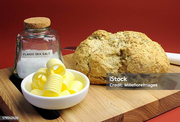 Tradizionale Australiano Birra Smorzatore Di Pane Con Burro Curl - Fotografie stock e altre immagini di Pane