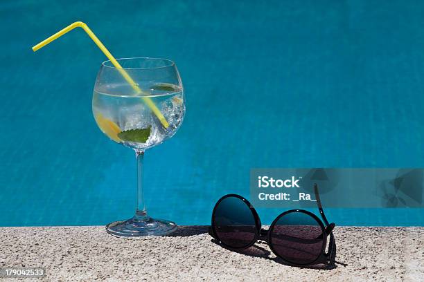 Gin Tonic Cocktail Mit Swimmingpool Im Hintergrund Stockfoto und mehr Bilder von Alkoholisches Getränk - Alkoholisches Getränk, Birnenmelone, Canela