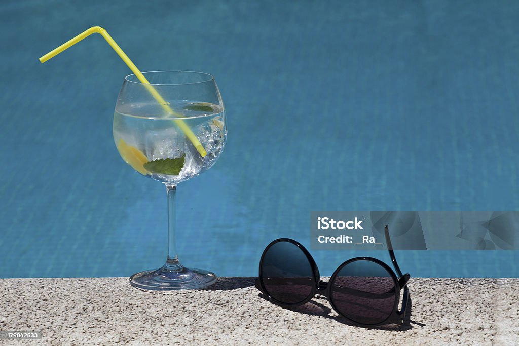 Gin tonique cocktail avec piscine-plan - Photo de Alcool libre de droits