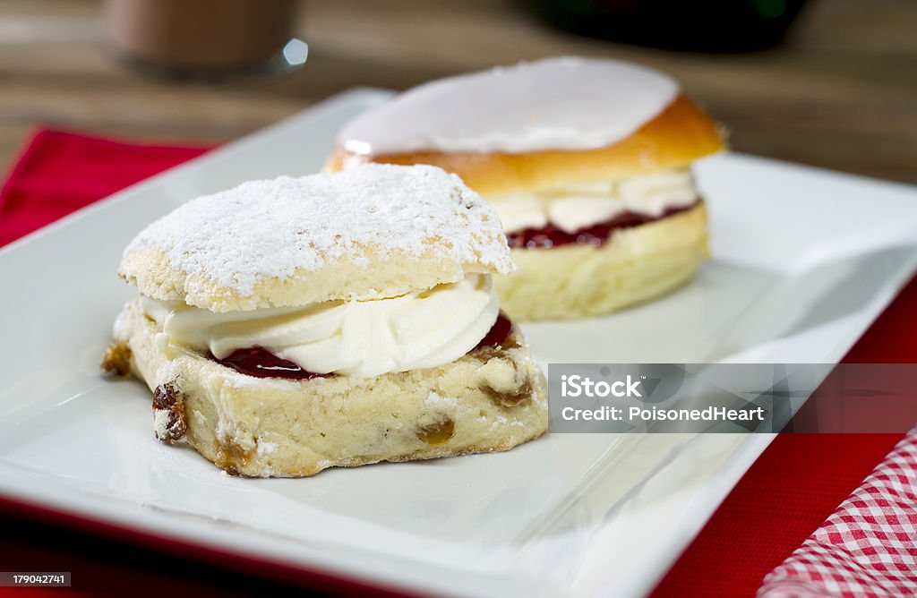 "Scone e panna Bun" - Foto stock royalty-free di Bianco