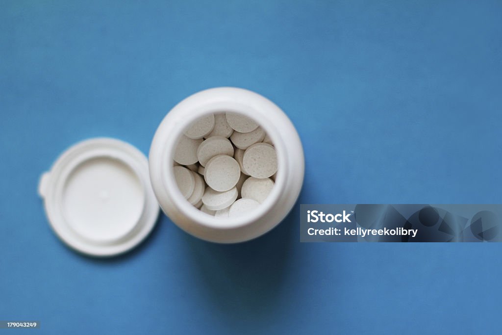 Botella de pastillas de vista superior - Foto de stock de Ácido acetilsalicílico libre de derechos