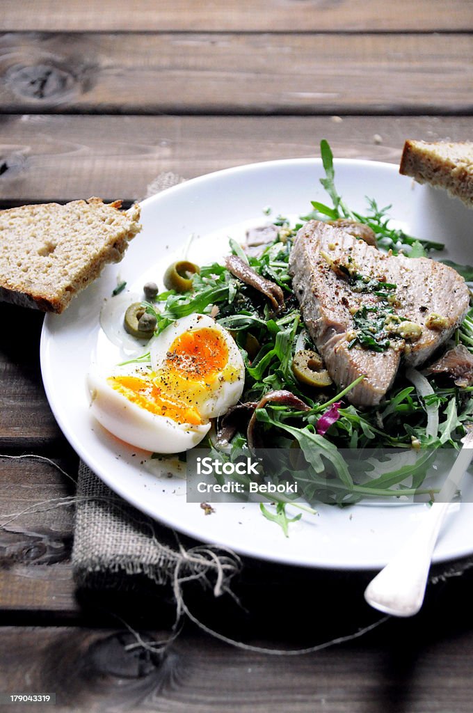 Salade au steak de thon - Photo de Steak de thon libre de droits