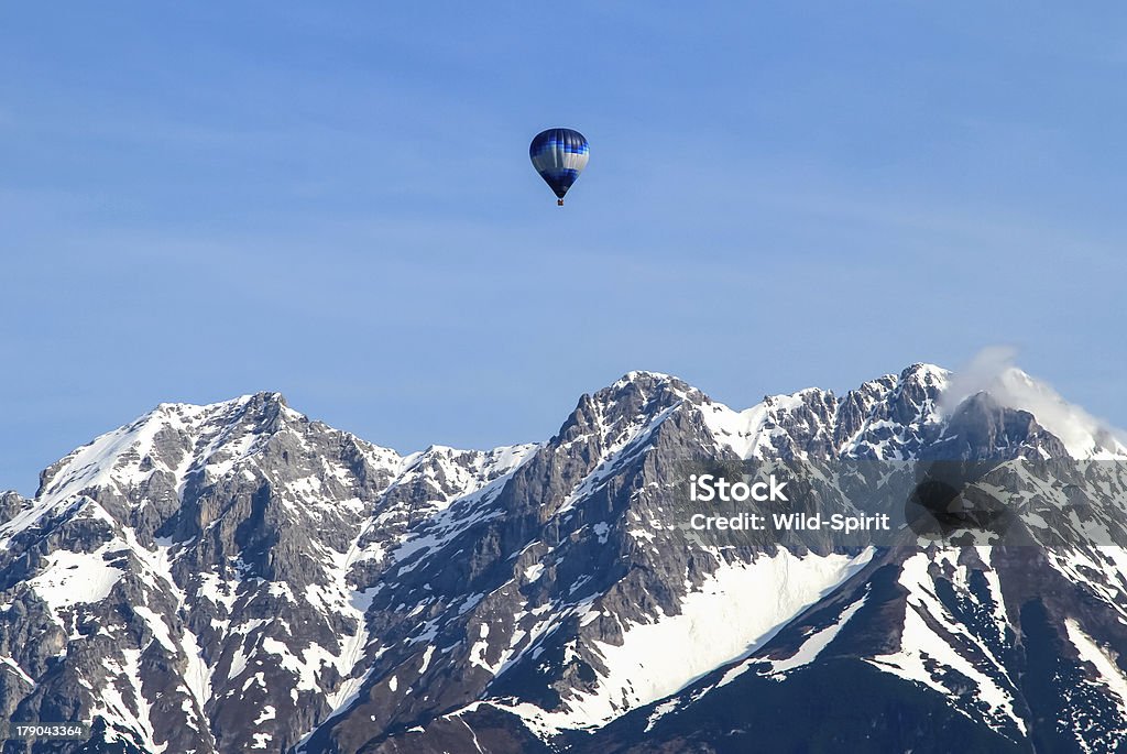 Balon na gorące powietrze Wysoko w górach. - Zbiór zdjęć royalty-free (Alpy)