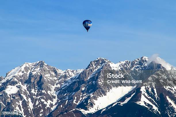 Balon Na Gorące Powietrze Wysoko W Górach - zdjęcia stockowe i więcej obrazów Alpy - Alpy, Austria, Balon na ogrzane powietrze