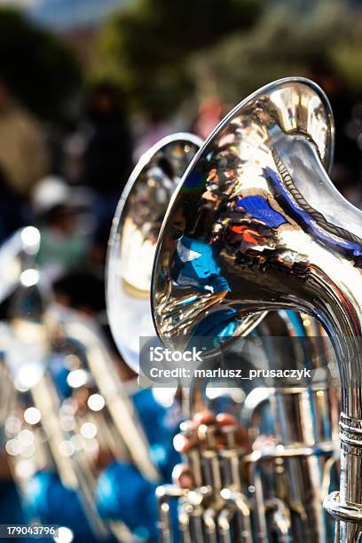 Foto de Trombones Tocando Em Uma Banda De Grande e mais fotos de stock de Banda de Marcha - Banda de Marcha, Escrivaninha, Fora De Moda - Estilo