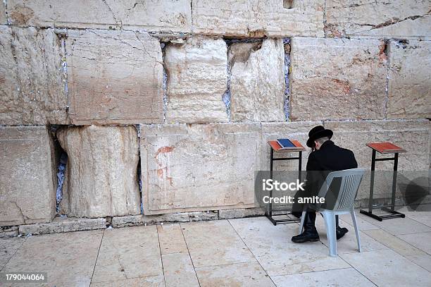 Orthodoxe Person Beten An Der Westlichen Mauer Stockfoto und mehr Bilder von Altstadt - Altstadt, Beten, Bibel