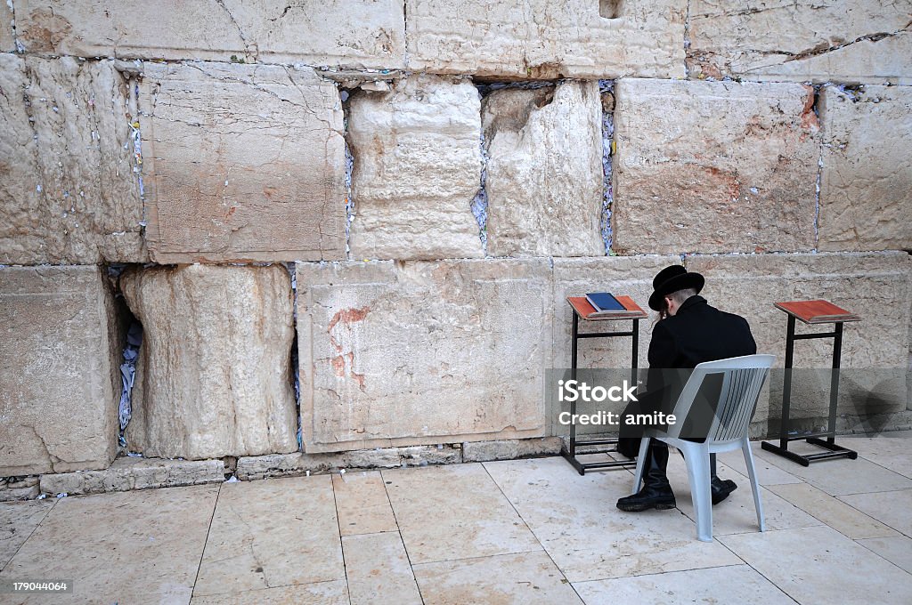 Ortodossia persona pregare presso il Muro del Pianto - Foto stock royalty-free di Abbigliamento