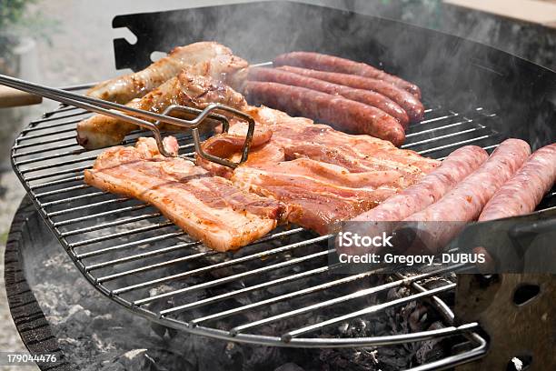 Grill Kochen Nahaufnahme Im Sommer Stockfoto und mehr Bilder von Feiertag - Feiertag, Fleisch, Fleischzange