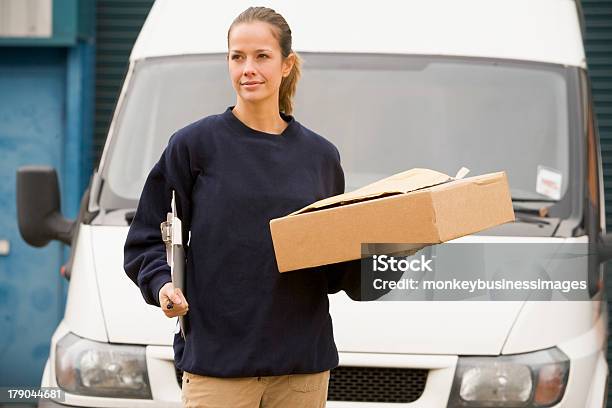 Lieferant Stehend Mit Van Ein Klemmbrett Und Box Stockfoto und mehr Bilder von Lastauto - Lastauto, Arbeiten, Berufliche Beschäftigung