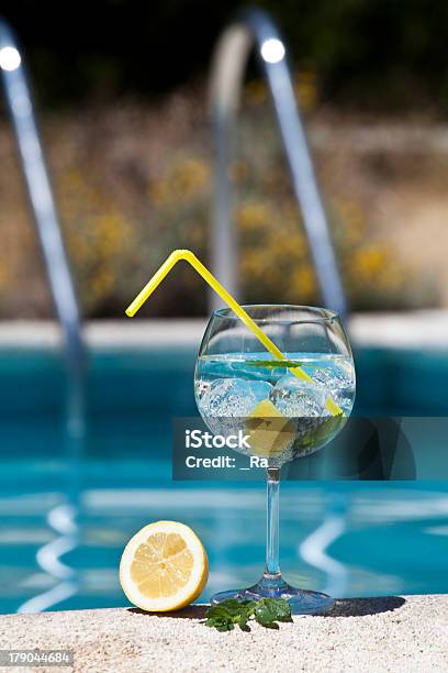 Gin Tonic Cóctel Con Piscina De Fondo Foto de stock y más banco de imágenes de Piscina - Piscina, Gin Tonic, Ginebra - Licores de alta graduación