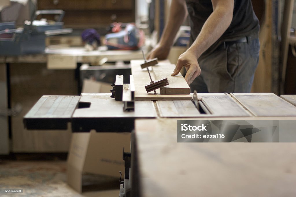 Carpentiere usando una sega elettrica In corso - Foto stock royalty-free di Officina