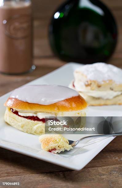 Scone E Panna Bun - Fotografie stock e altre immagini di Bianco - Bianco, Bibita, Biscotto secco