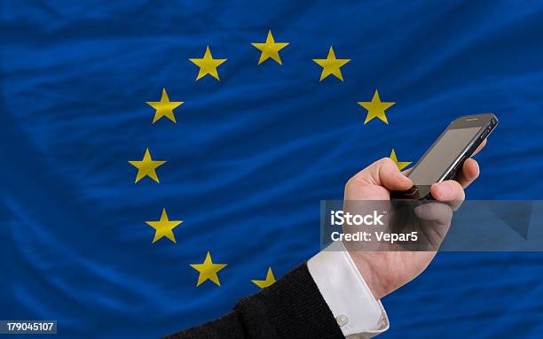 Сотовый Телефон Напротив Национальный Флаг Европы — стоковые фотографии и другие картинки GPRS - GPRS, Беспроводная технология, Впереди