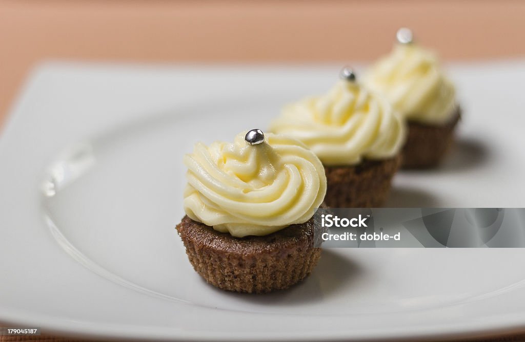 Cupcake al cioccolato con Praline colorate su piatto Bianco argento - Foto stock royalty-free di Cibo