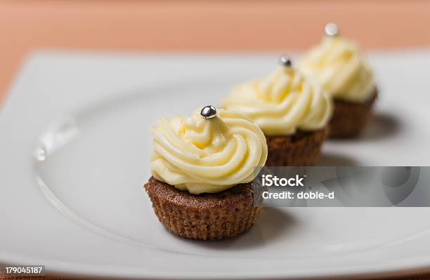 Cupcake Al Cioccolato Con Praline Colorate Su Piatto Bianco Argento - Fotografie stock e altre immagini di Cibo