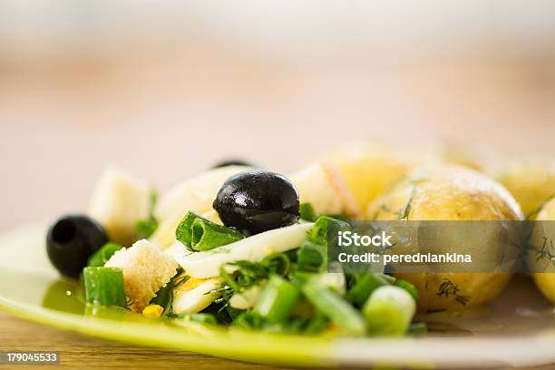 Foto de Salada Verde Com Cebola E Lula e mais fotos de stock de Almoço - Almoço, Amarelo, Azeitona