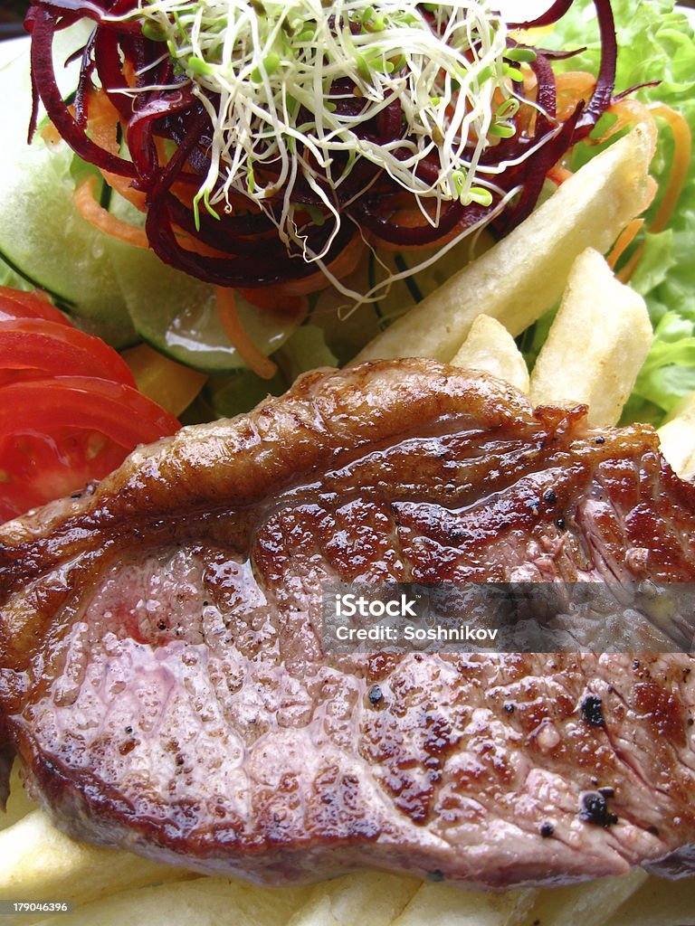 Bistecca di filetto di manzo con verdure - Foto stock royalty-free di Affamato