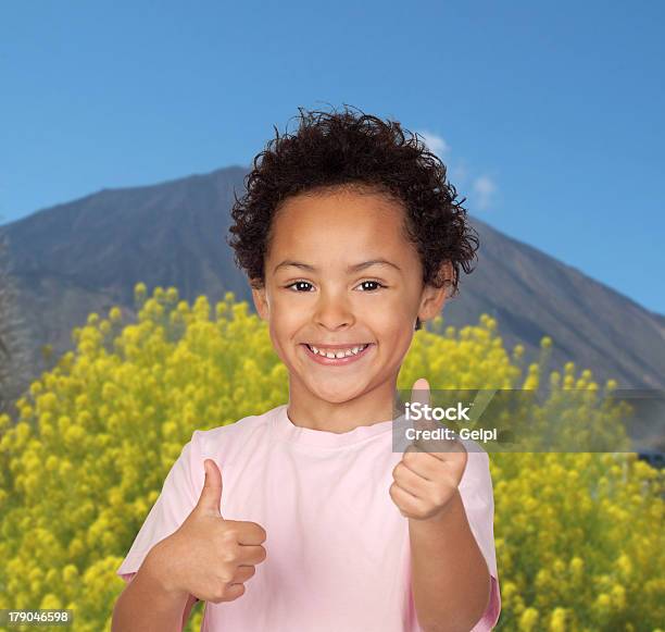 Szczęśliwy Łacińskiej Dziecko Mówiąc Ok Z Volcano - zdjęcia stockowe i więcej obrazów Afro - Afro, Afrykanin, Brązowe włosy