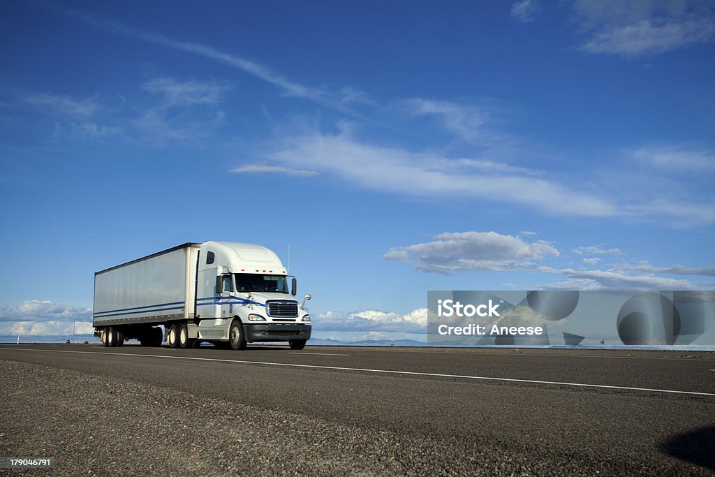 Semi-Truck auf der Straße - Lizenzfrei Himmel Stock-Foto