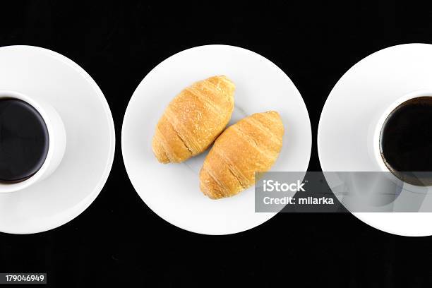 Due Tazza Di Caffè E Un Croissant Og In Nero - Fotografie stock e altre immagini di Bianco - Bianco, Bibita, Caffeina