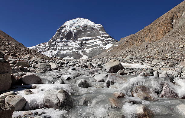 saint mont kailash au tibet - bonpo photos et images de collection