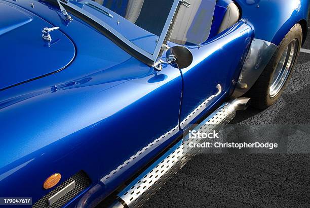 Foto de Azul Clássico Americano Músculos Carro Com Chrome Lado De Exaustão e mais fotos de stock de Carro esportivo