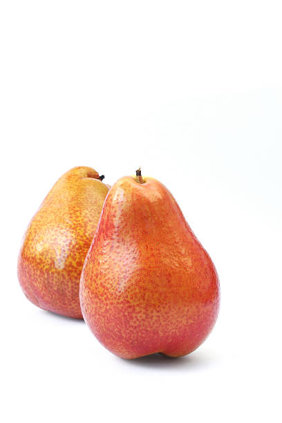 duas peras: - bartlett pear red pear two objects imagens e fotografias de stock