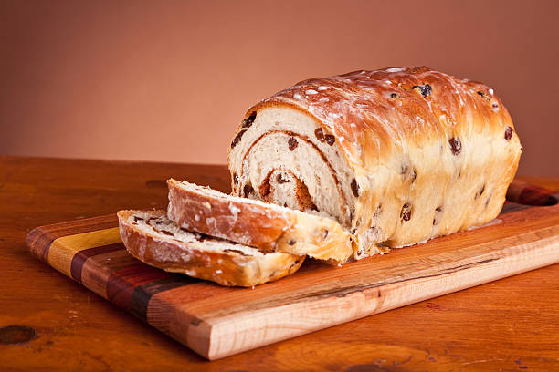 시나몬 raisen 식빵 - bread loaf of bread wood portion 뉴스 사진 이미지