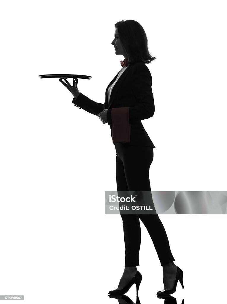 Serveur majordome femme tenant un plateau vide silhouette - Photo de Femmes libre de droits