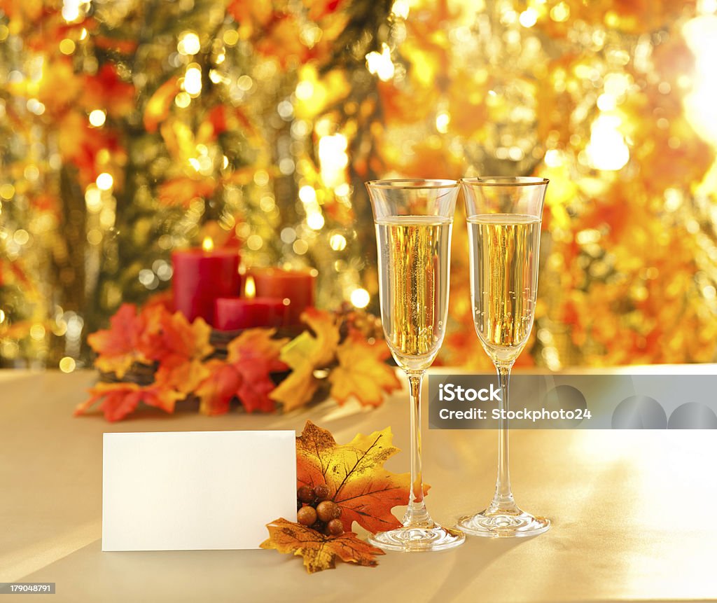 Copas de Champagne para recepción estilo "Happy Hour" en frente de fondo de otoño - Foto de stock de Amarillo - Color libre de derechos