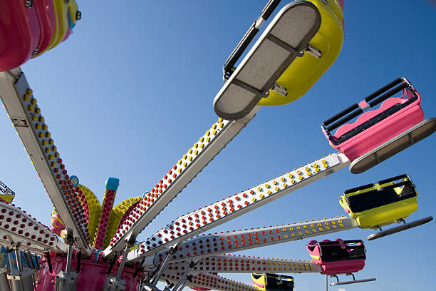 parc d'attractions - blurred motion amusement park spinning lighting equipment photos et images de collection